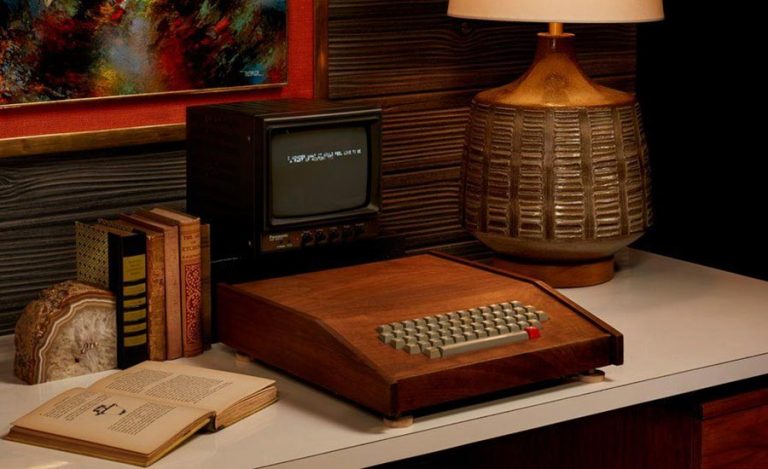 کامپیوتر Apple1 با قاب چوبی استیو جابز به قیمت 500000 دلار فروخته شد