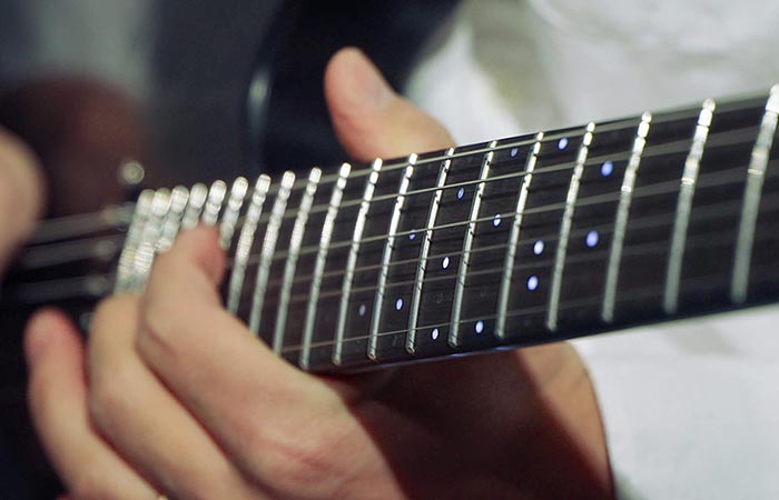 سامسونگ در آستانه CES 2022 از گیتار هوشمند مجهز به LED رونمایی کرد