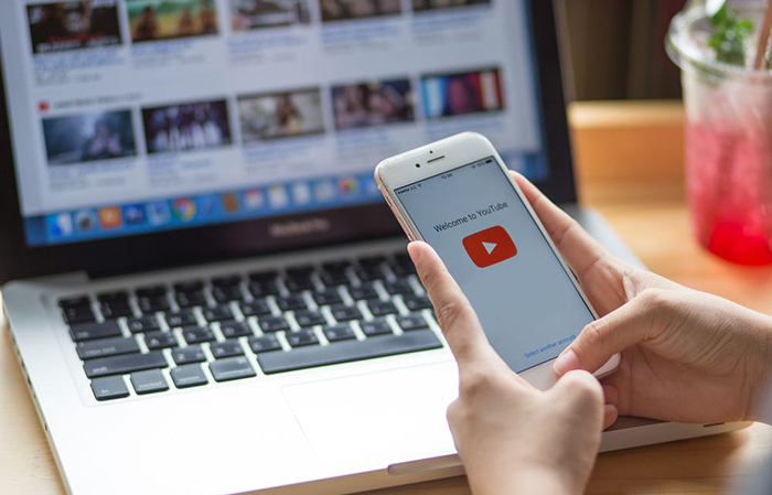 یوتیوب توانایی خواندن نظرات را در حین تماشای ویدیوها آزمایش می‌کند