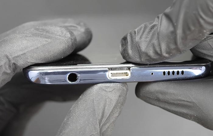 پس از آیفون USB-C، مهندس اولین گوشی اندرویدی را با پورت لایتنینگ می‌سازد