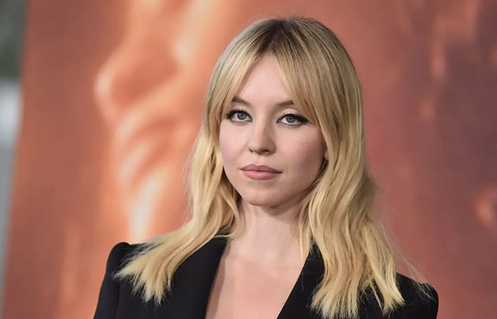 سیدنی سوینی در نقش فلیشیا هاردی/گربه سیاه